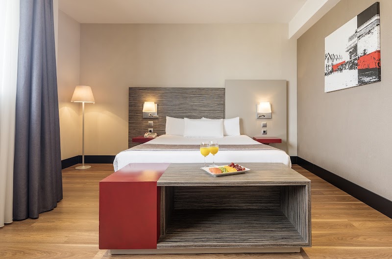 Hotel ILUNION Barcelona photo 2