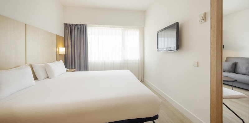 Hotel ILUNION Romareda photo 2