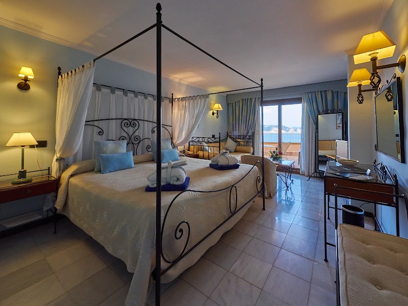 Hotel Petit Cala Fornells photo 2