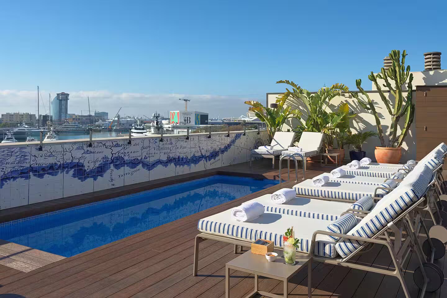 H10 Port Vell photo 2