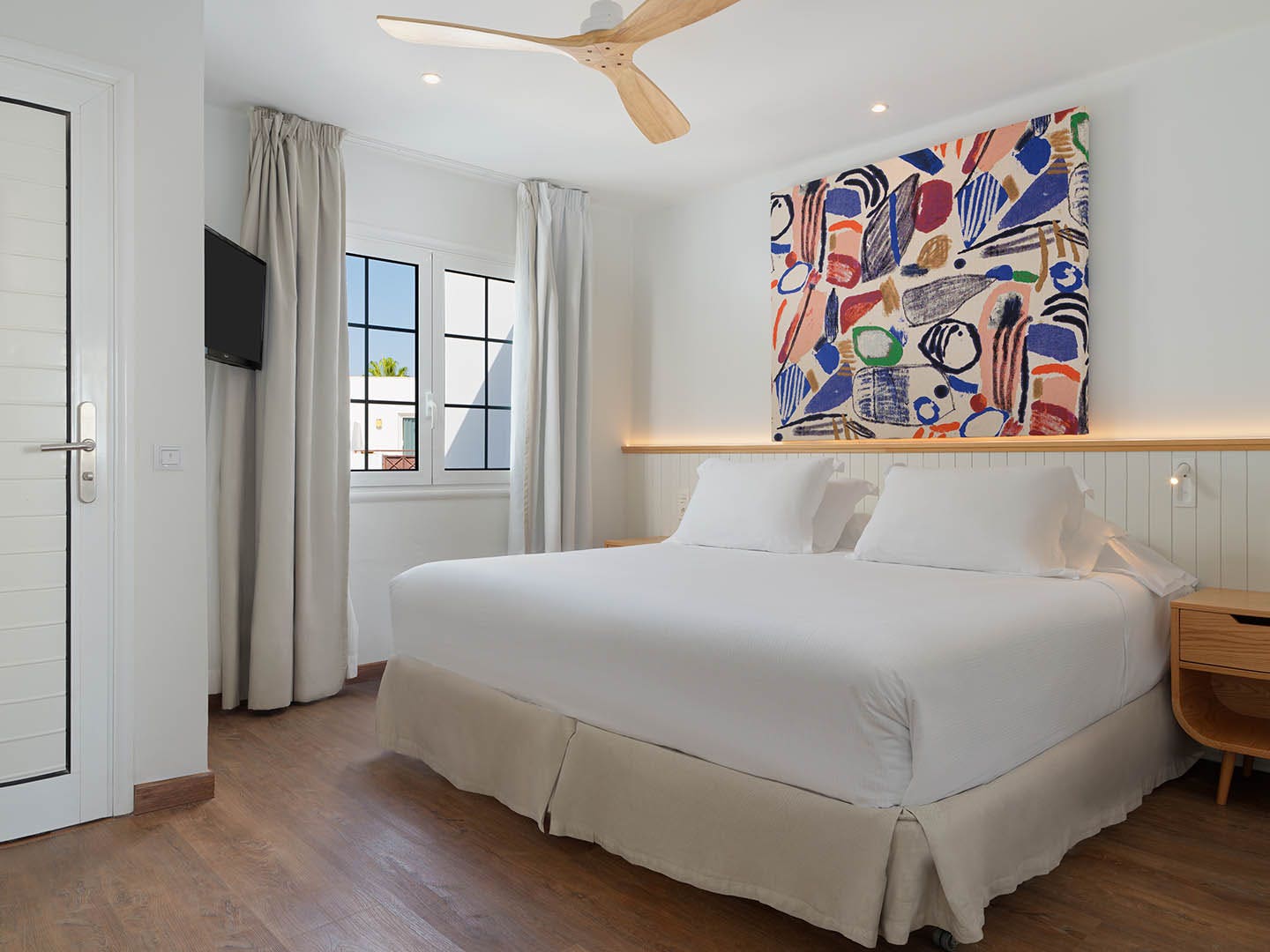 H10 White Suites