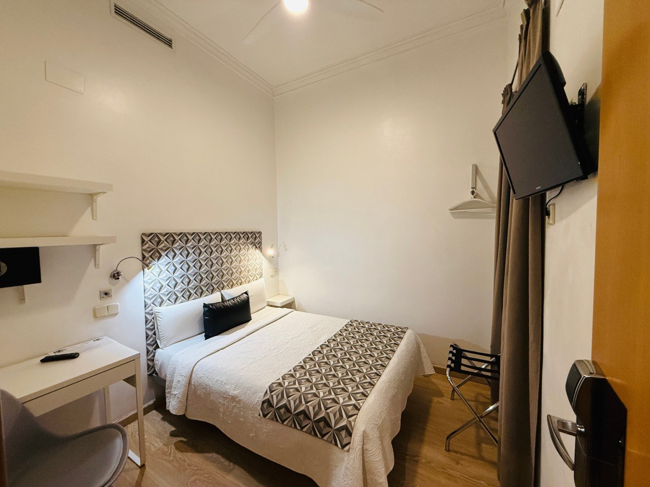 Hostal Ciudad Condal photo 9